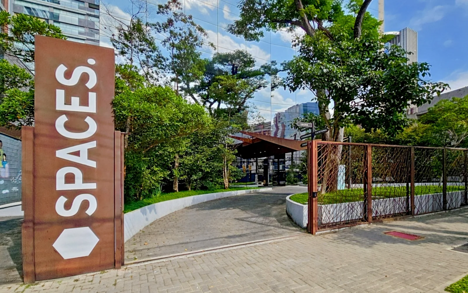 Entrada do Spaces Vila Madalena, onde fica o escritório de São Paulo